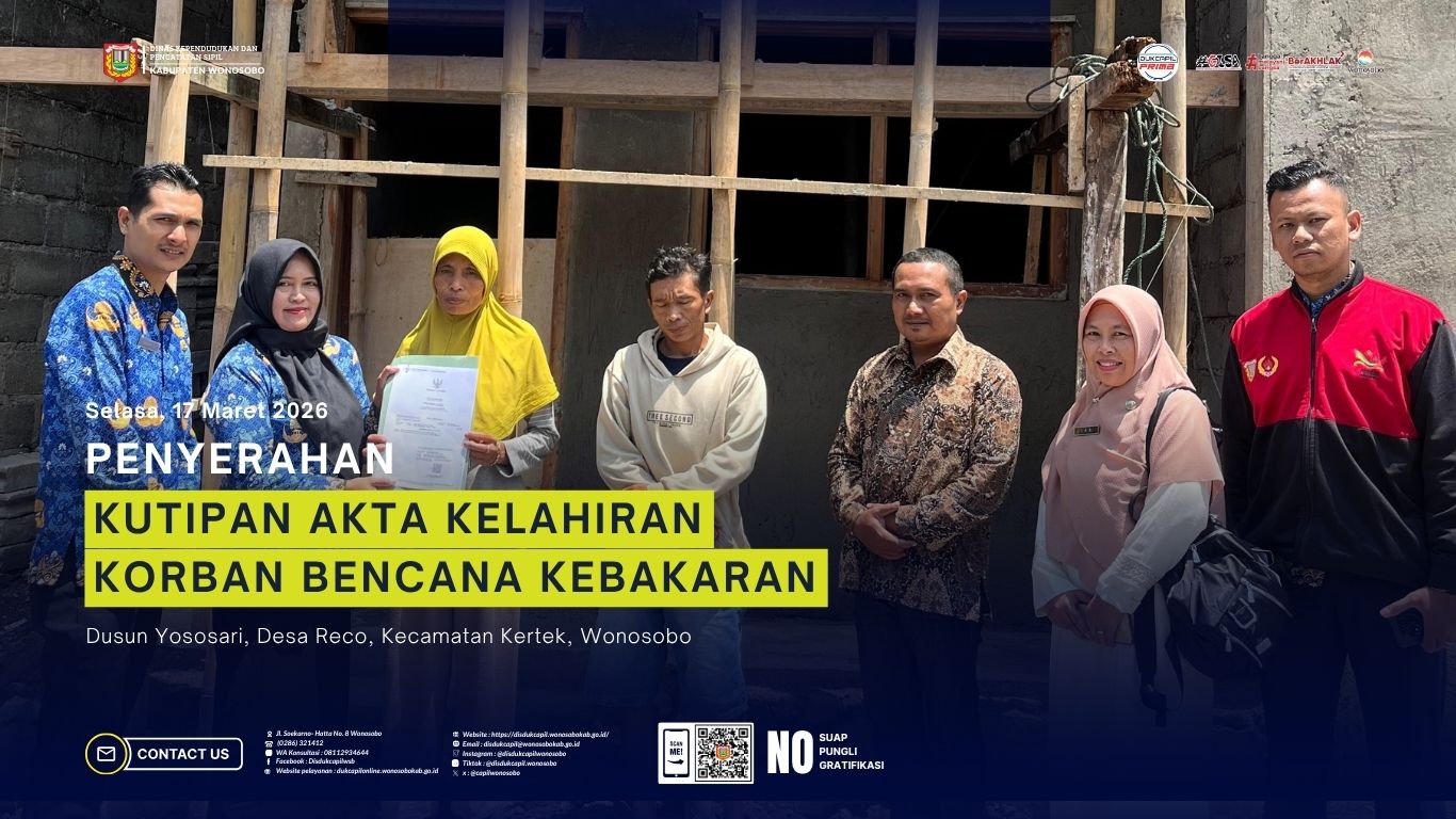 Disdukcapil Wonosobo Serahkan Kutipan Akta Kelahiran kepada Korban Kebakaran di Desa Reco